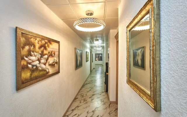 Апартаменты в отеле Red Wood (Ред Вуд)