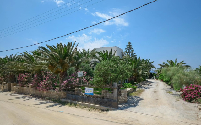 Studios Vrettos Beachfront Hotel
