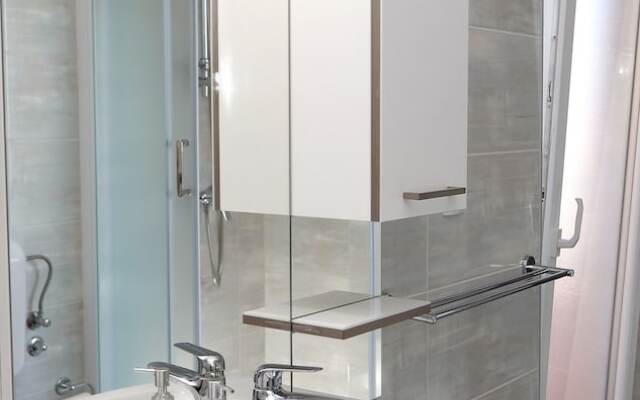 Beautiful 2-bed Apartment in Okrug Gornji