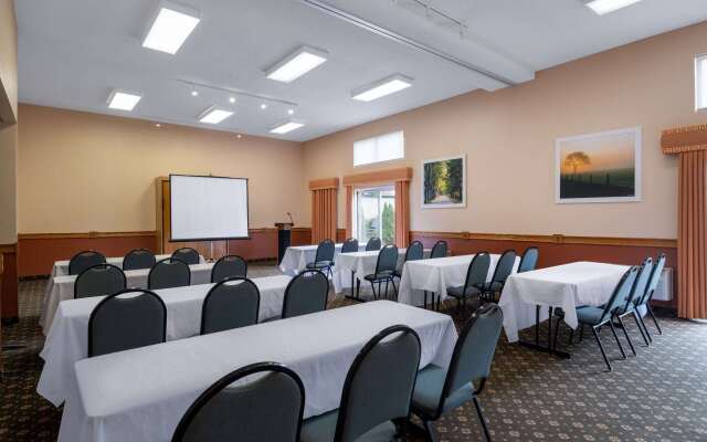 Days Inn & Suites by Wyndham Madison