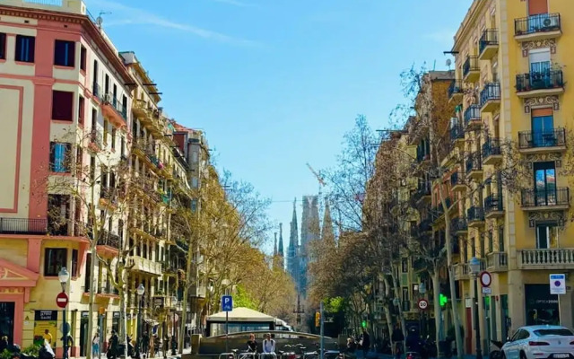 Sant Pau Patio 2BR Near Avinguda Gaud With Patio