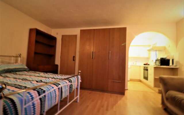 A Comfortable Studio On Pavillion Way Burnt Oak