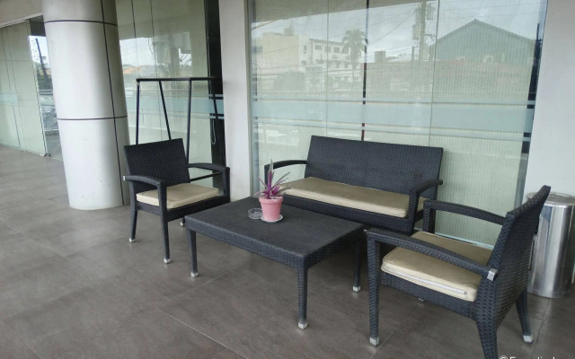 Holiday Suites Business District (Empire Suites Hotel)