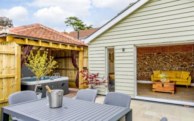 Toppesfield Hall Luxury Cottage With Hot Tub