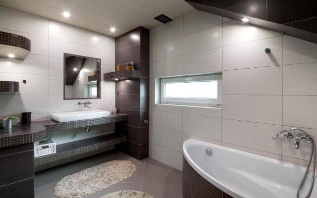 Willa Karolinka Stróża