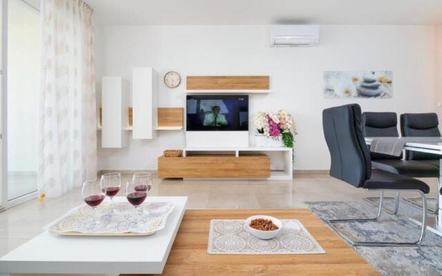 Sea view apartment EMA