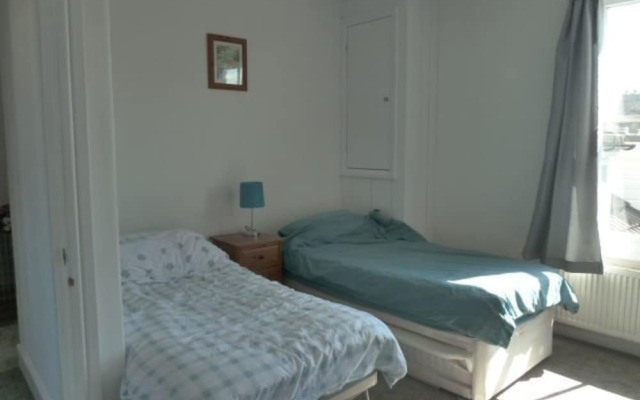 Light, Spacious 2 bed 2 Bath Flat. Sleeps 2-8