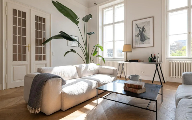 2200SQFT Luxury Apartment in City Center