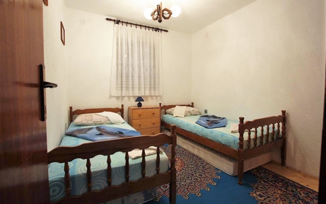 Apartment Šera - 50 m from beach: A1 Pisak, Riviera Omis