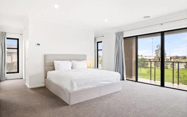 Spacious 5-bed Home in Peaceful Point Cook