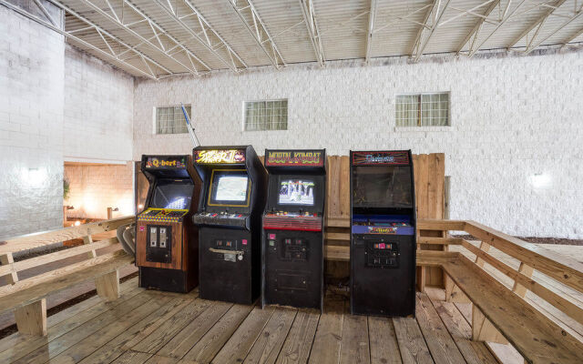 Econo Lodge Inn & Suites