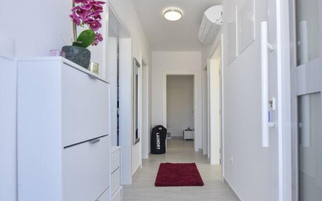 Funtastic C Apartment with Pool and Terrace