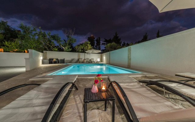 Villa Star 1 luxury apartment with a pool