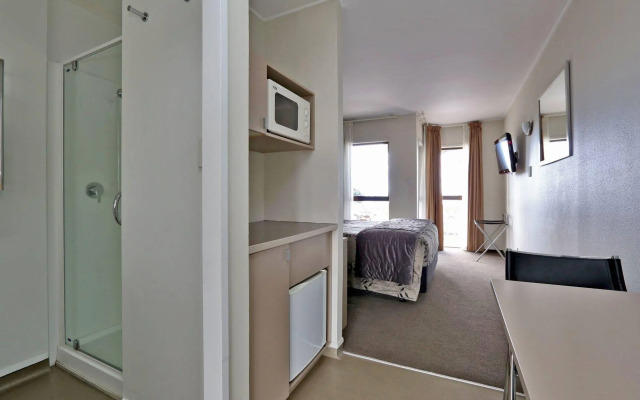 Edgewater Motor Lodge