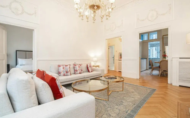 Beautiful Belgravia Apartment by Underthedoormat