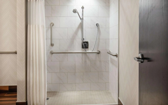 DoubleTree by Hilton Youngstown Downtown