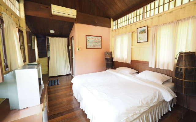 Baan Suan Amphawa