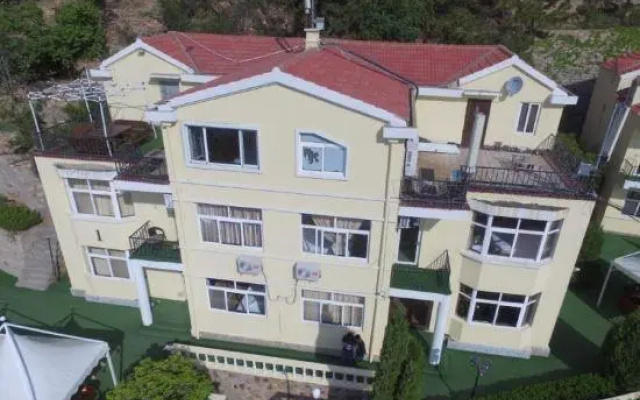 Sunshine Beach Holiday Hotel