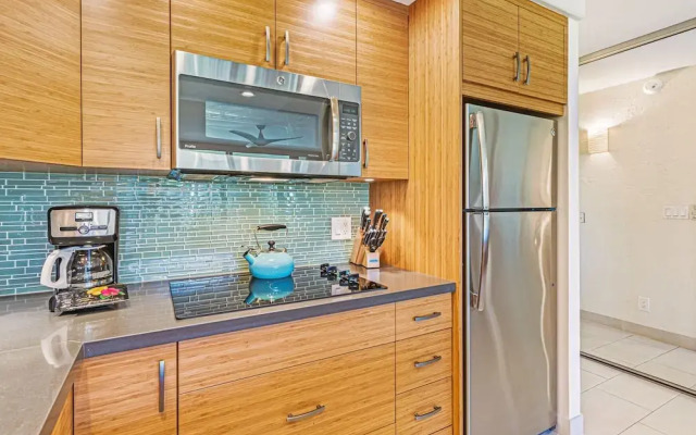 Papakea Oceanview Studio 0 Bedroom Condo by RedAwning