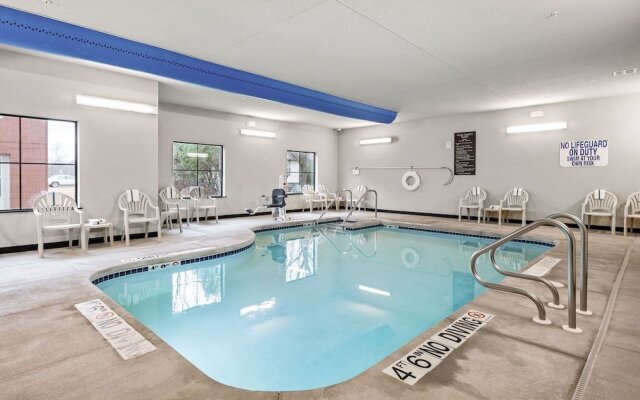 Cobblestone Hotel & Suites - Central Wisconsin Airport