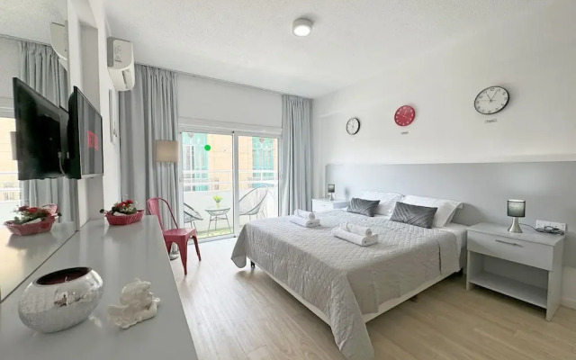 Palmbeach Larnaka Finikoudes - 1min to Beach