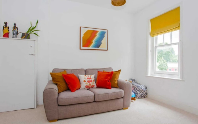 Bright and Airy 3 Bedroom Maisonette in South London