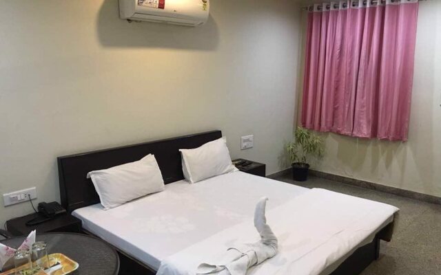 OYO 23499 Hotel Sky Inn