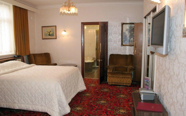 Motel Mayfair on Cavell