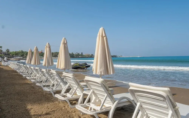 Tropic Beach Club Side