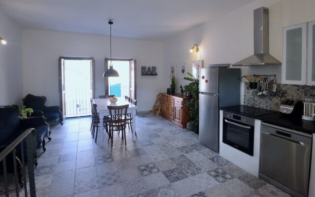 Large, Authentic 2-bed Apartment, Panoramic Views