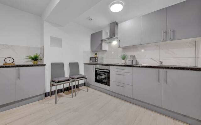 Serviced Ensuite Studio in Feltham London Heathrow