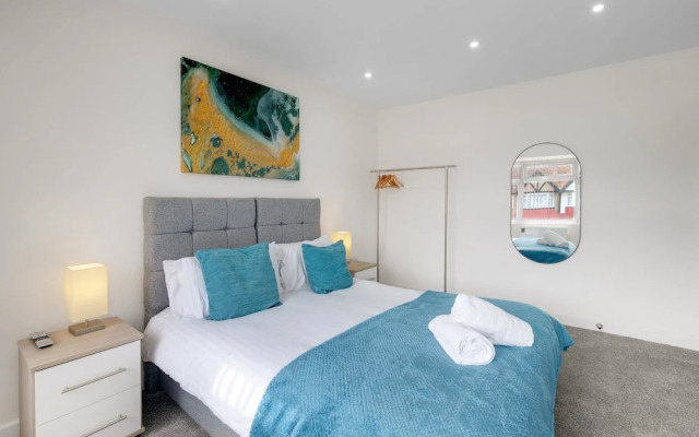 Newly Converted 3 Bed Apt. in Hounslow