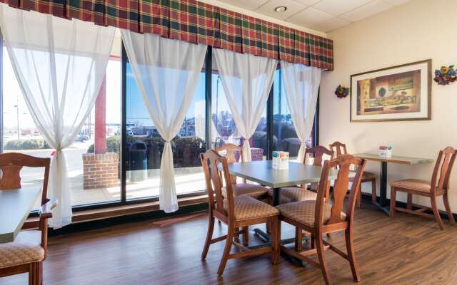 Econo Lodge Inn & Suites Conference Center
