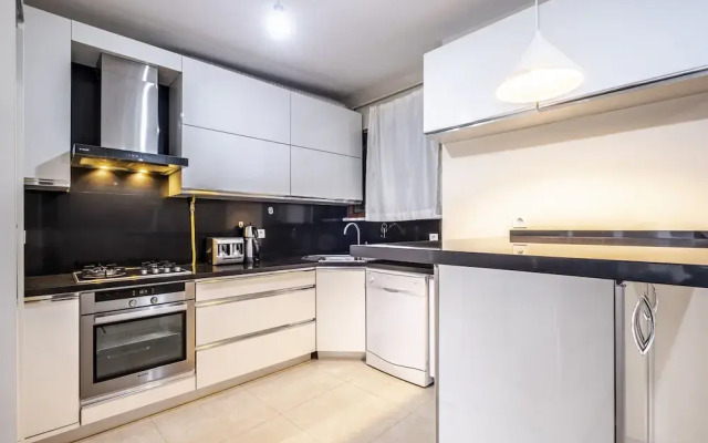 Flat With Sea View Near Uskudar Ferry Station