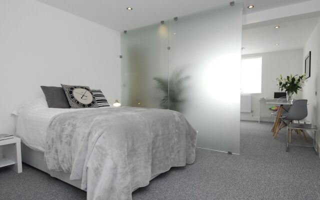 Fox House, Studio Apartments