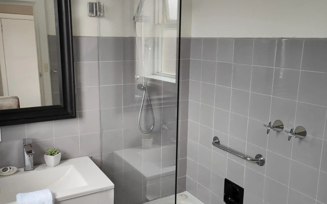 Centennial Inn on Bathurst