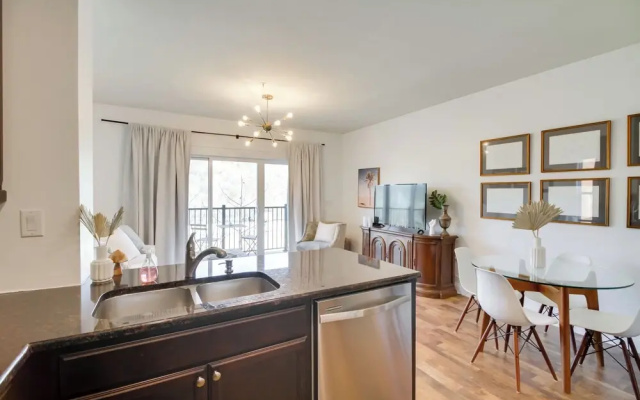 Walkable Lynchburg Condo w/ Private Balcony