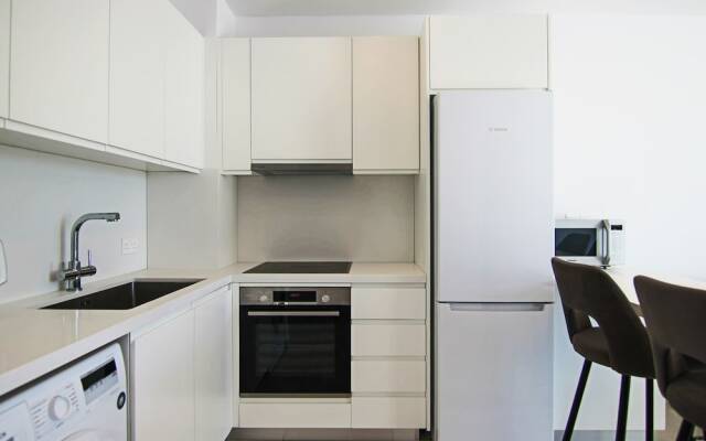 Phaedrus Living: Seaside Executive Flat Harbour 203