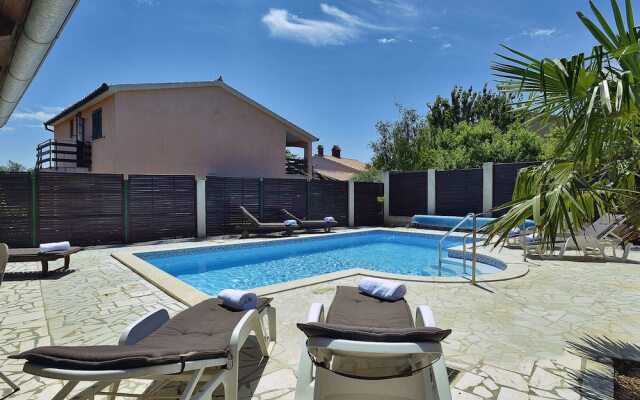 Quaint Holiday Home in Liznjan With Pool