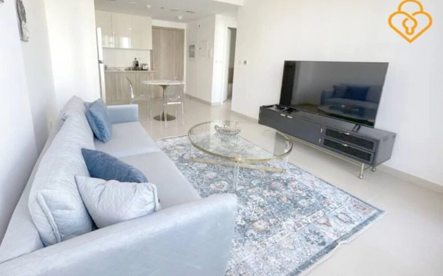 Una Modern Studio Town Square