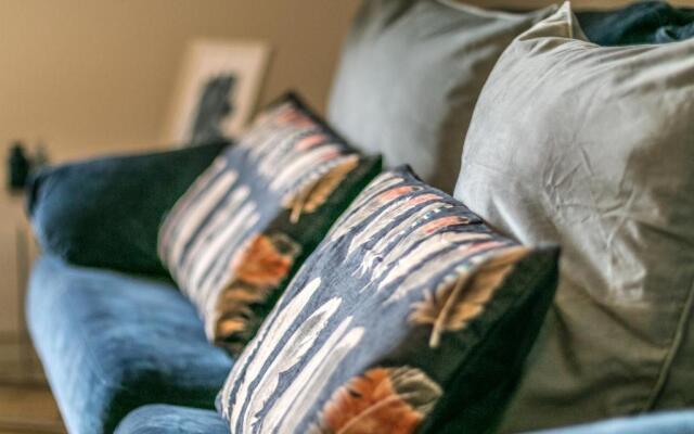 JOIVY Modern 1-Bed Flat W/Balcony