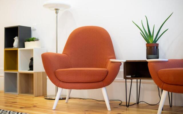 Low Cost Parking - Private Garden - Almada 392