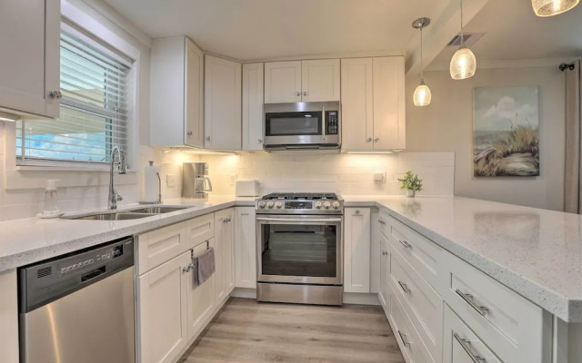 Walk to Beach: Home in Galveston!