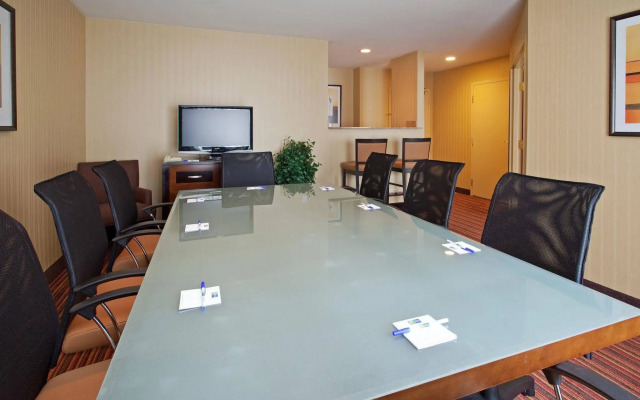 Holiday Inn Express Suites Belmont by IHG