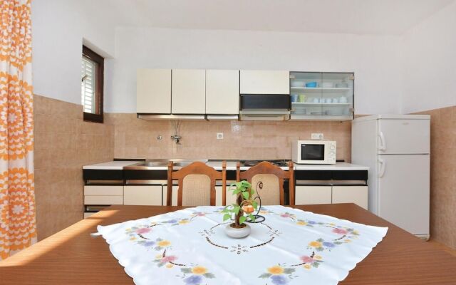 Stunning Home in Jelsa With Wifi and 2 Bedrooms