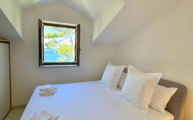 @Hvar Island Seaside Villa (1st row at seaside)