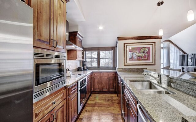 Private 3br  In Vail Village With Full Kitchen 4 Bedroom Condo by RedAwning