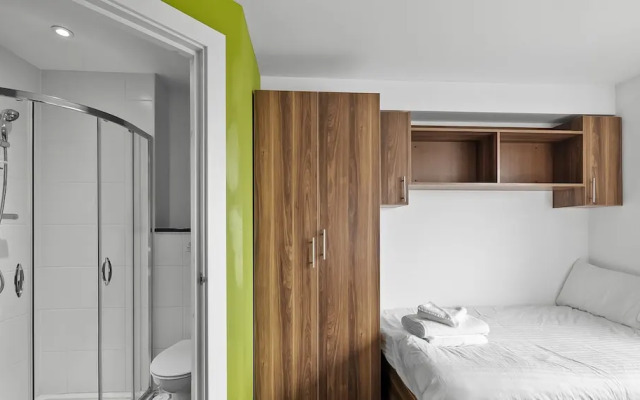 5 Bed Apartment @ Derriford Stays by Pureserviced