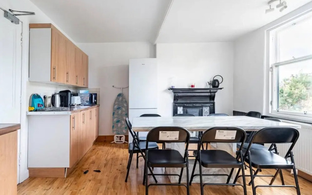 Stunning 5 Bedroom Large Apartment With Parking