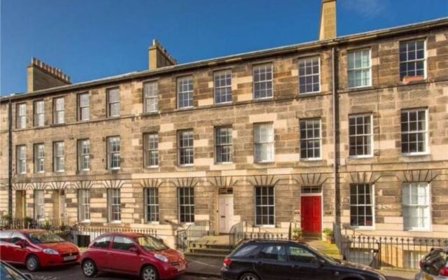 Central New Town Flat, Near Princes Street